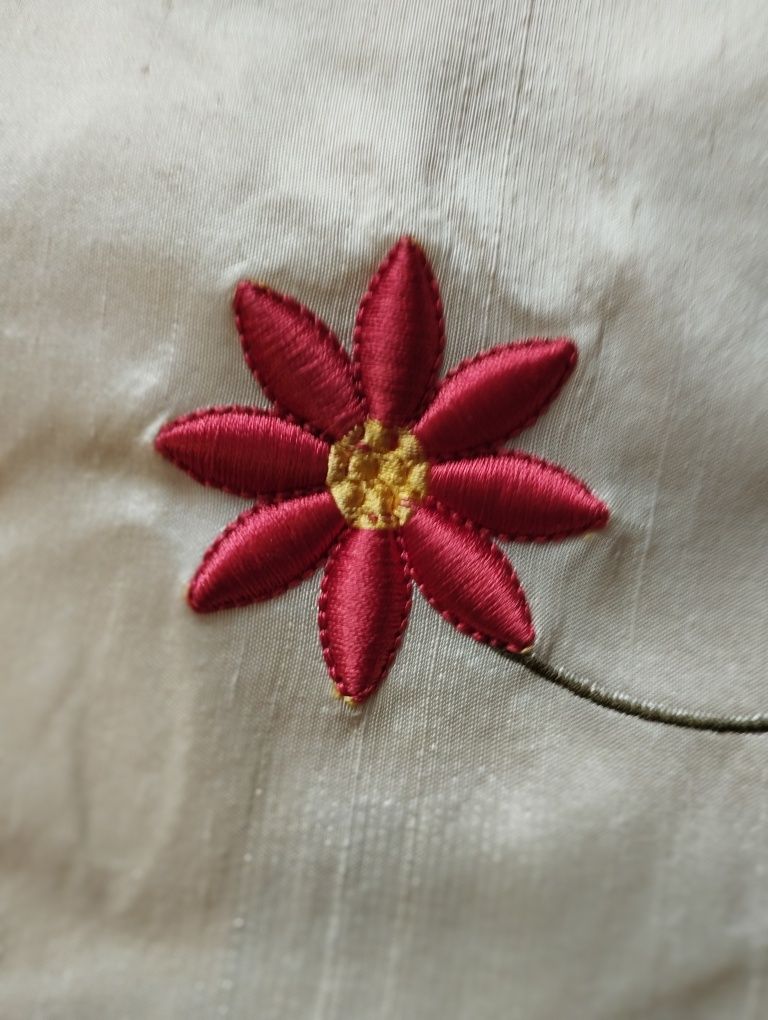 Tkanina jedwab jasny krem z haftem kwiatów i liści szer 140 cm dł.1 m.