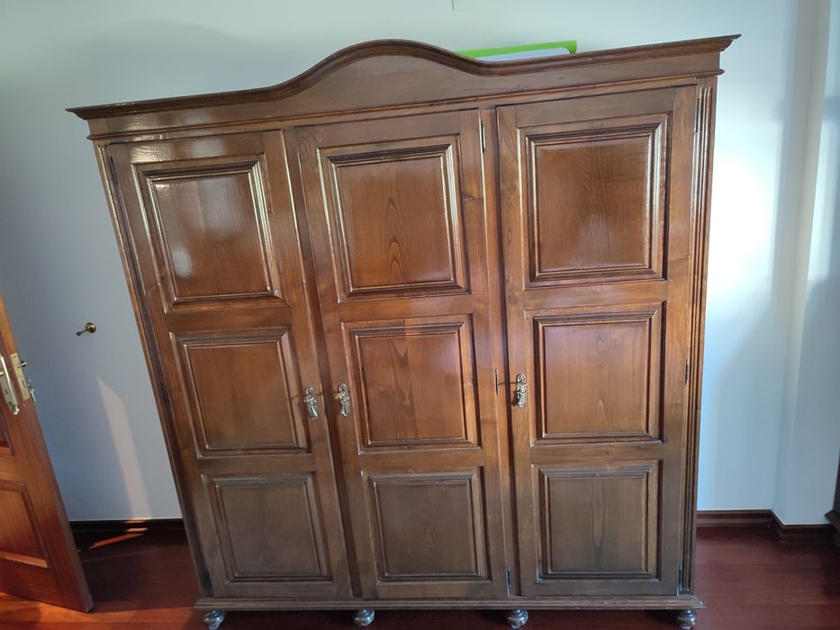 Mobilia em Castanho Maciço