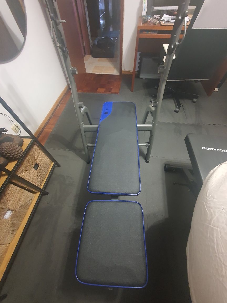 Banco de musculação com suporte de barra