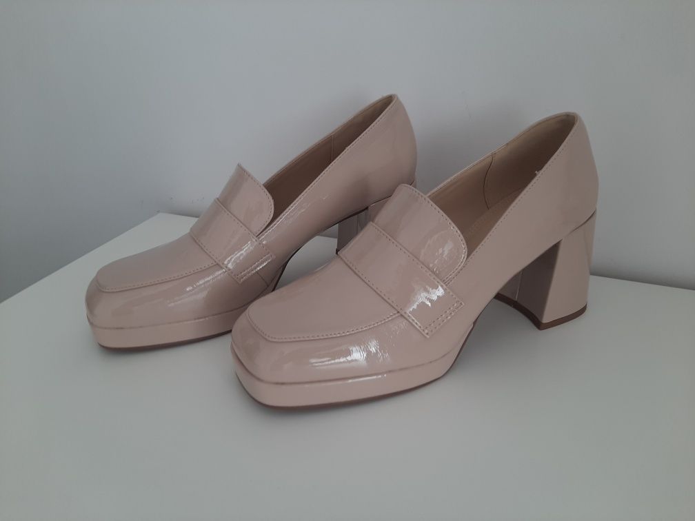 Loafersy na obcasie