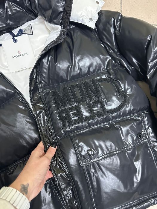Куртка Moncler.