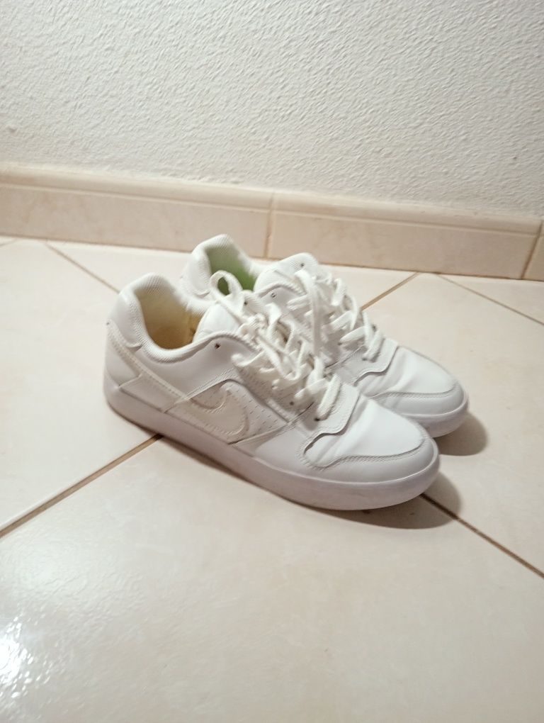 Ténis nike SB brancos