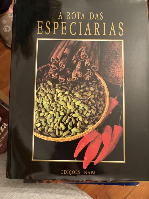 Diversos livros e enciclopedias