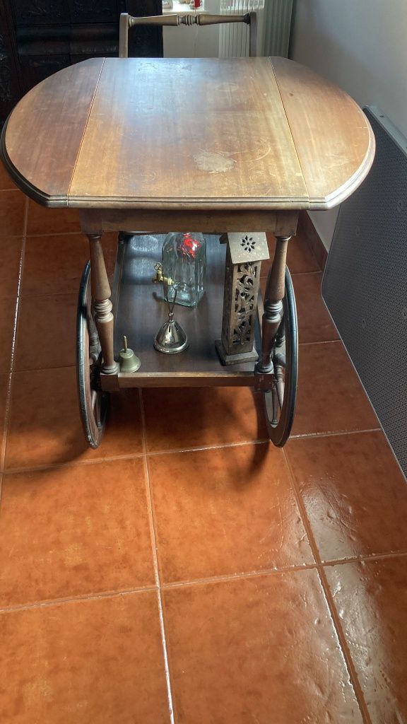 Mesa garrafeira antiga c/rodas