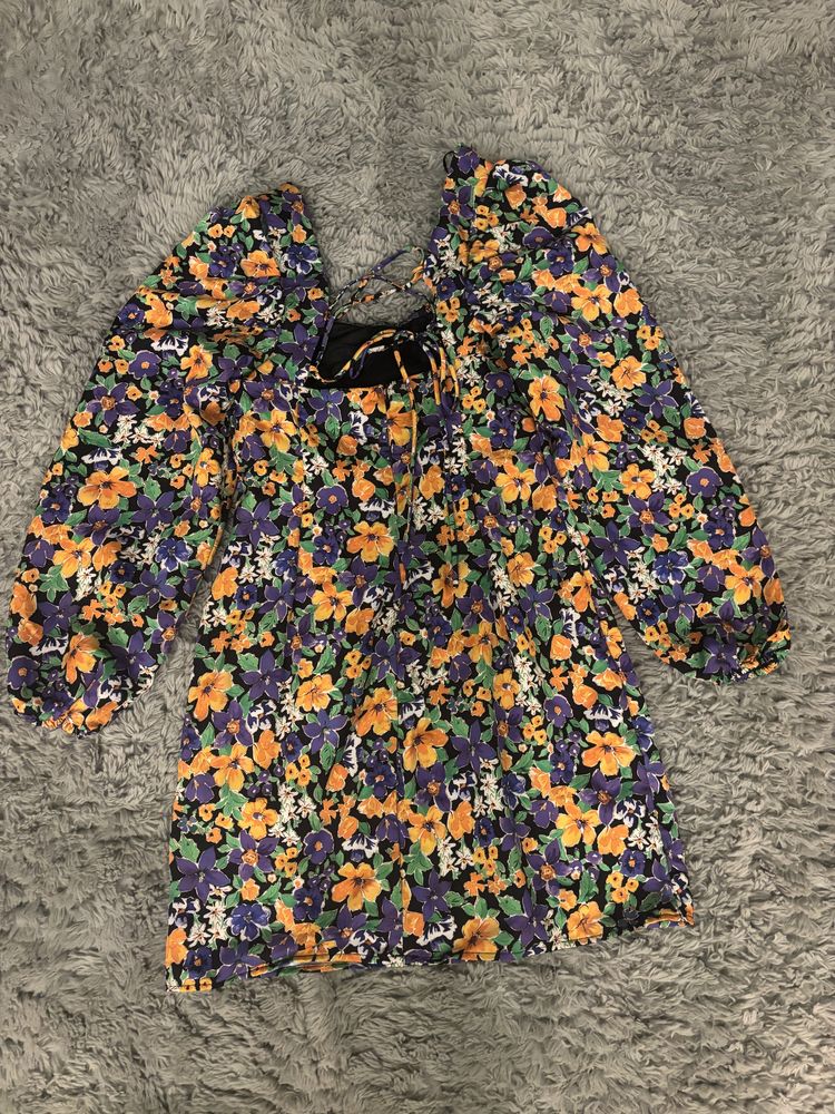 Sukienka kwiaty Bershka