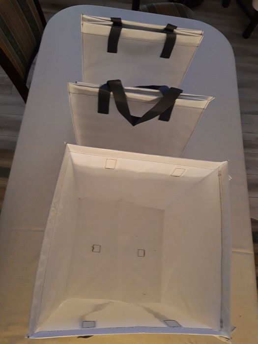 Zestaw do recyklingu. Składa się z 3 czesci- pudło i 2 torby.