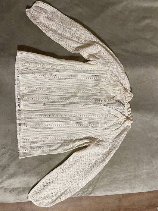 Блуза з довгими рукавами та V- подібним вирізом та гудзиками