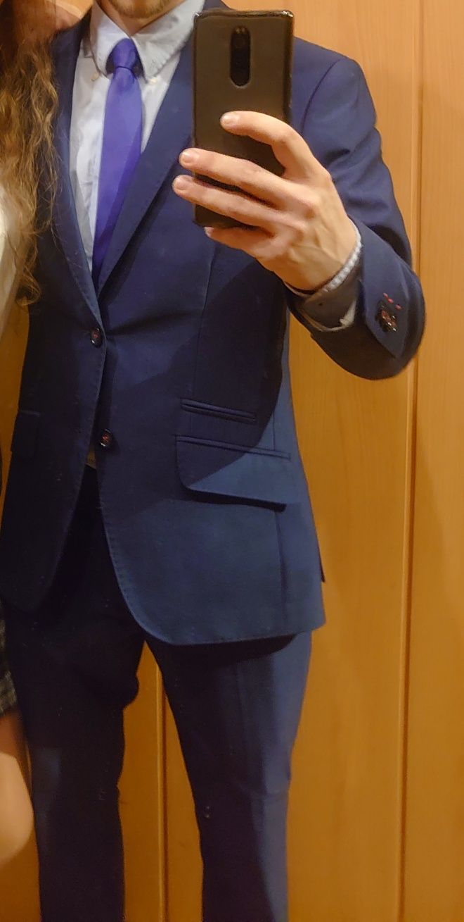 Granatowy elegancki garnitur męski lebelt suits