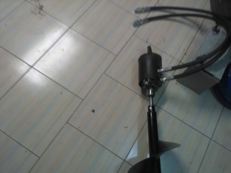 Wiertnica hydrauliczna do ziemi z wiertłem 25