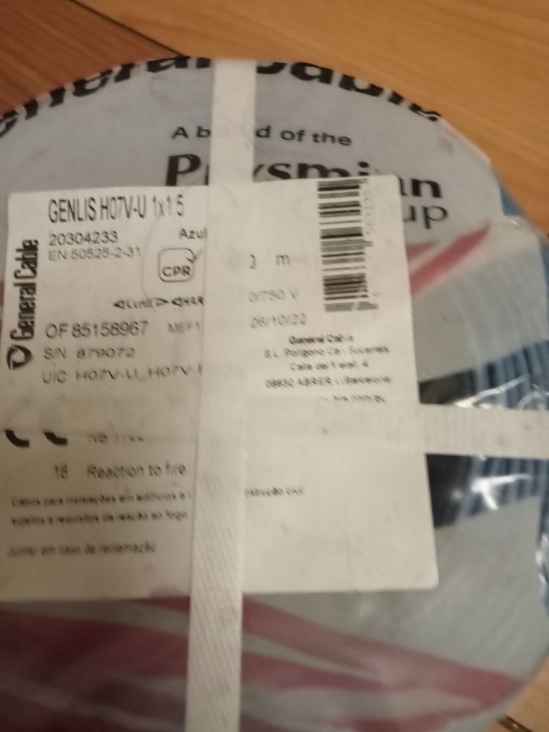 Fios para iluminação e tomadas.