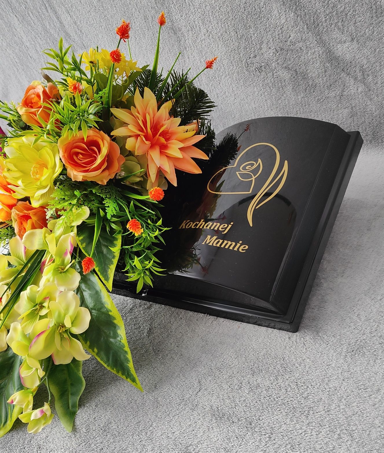 Kompozycja kwiatowa stroik kwiaty sztuczne księga dla Mamy pomnik grób