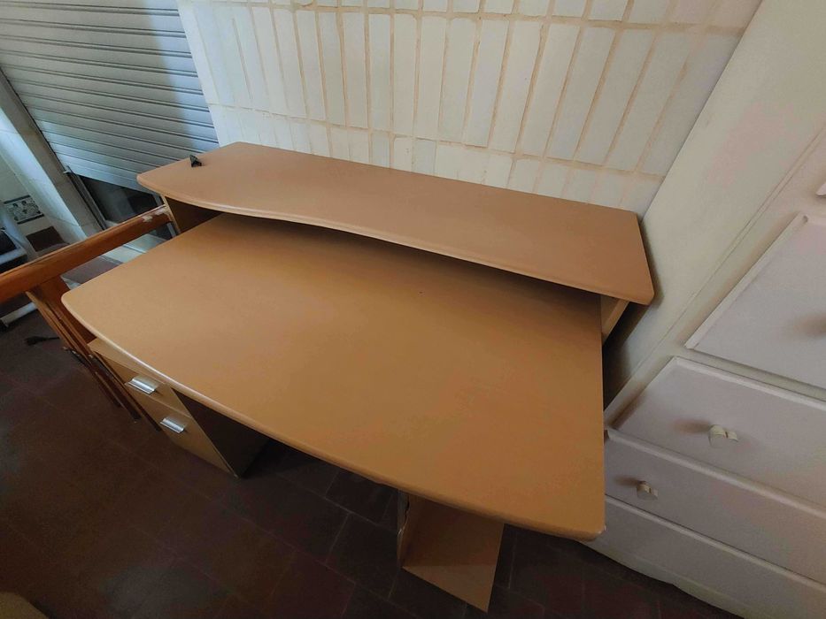 Secretária com gavetas