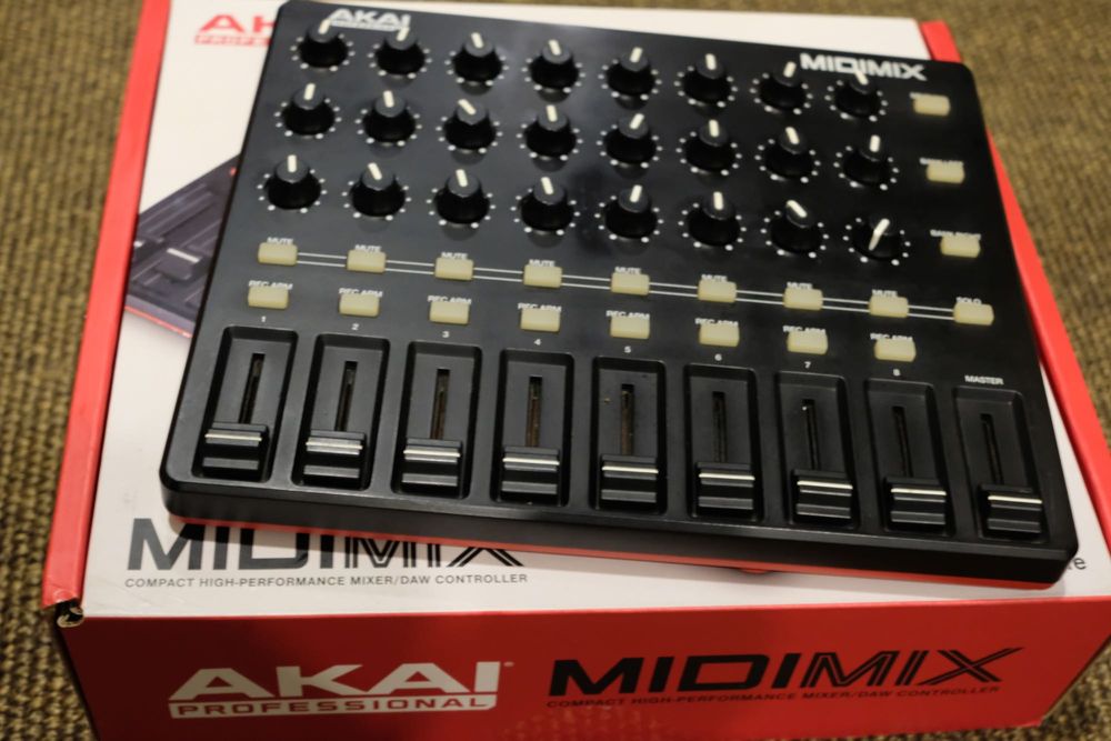 Akai MidiMix - Controlador Midi USB