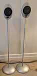 Colunas KEF com suportes