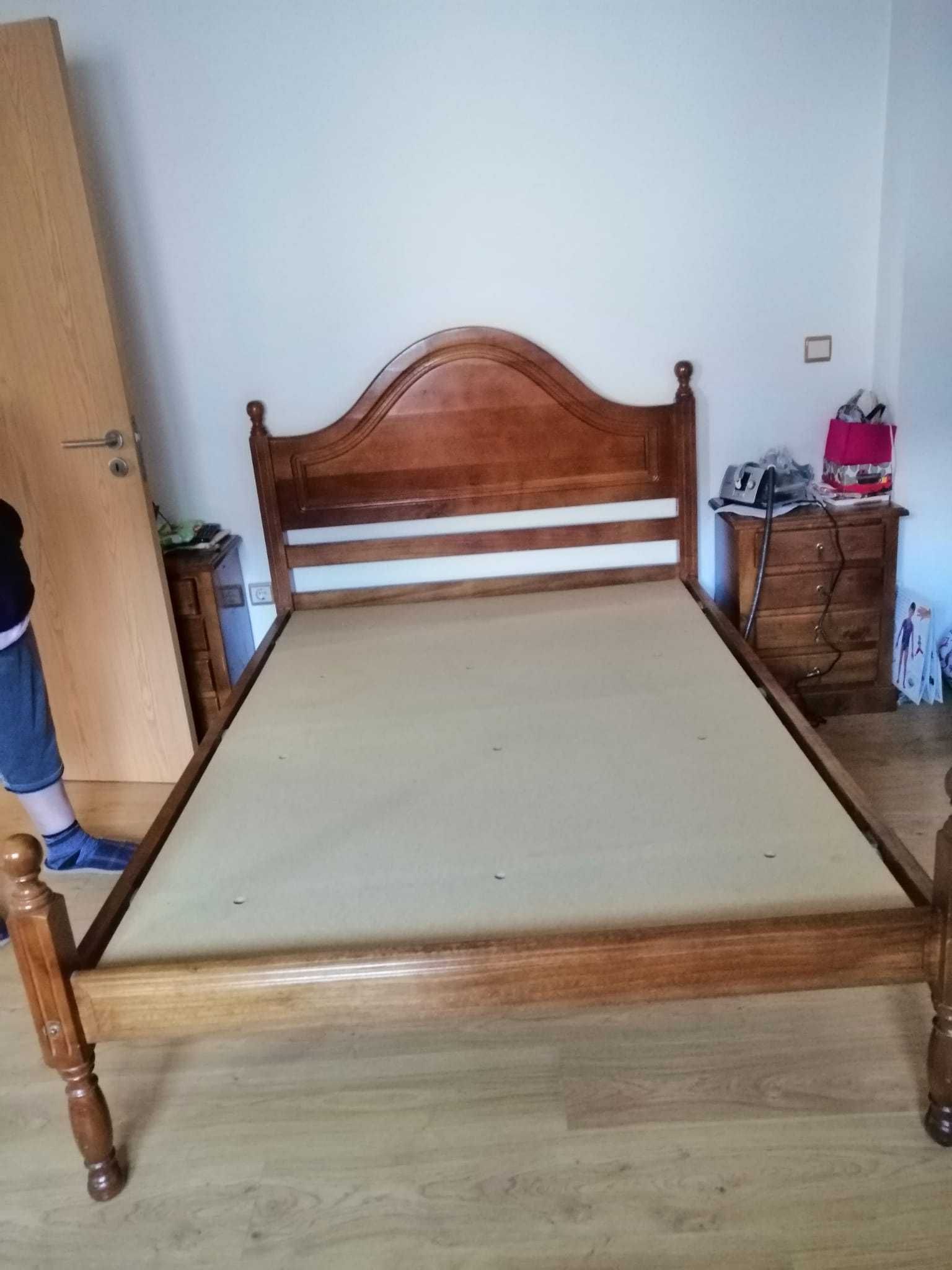 Cama em castanho com duas mesas de cabeceira