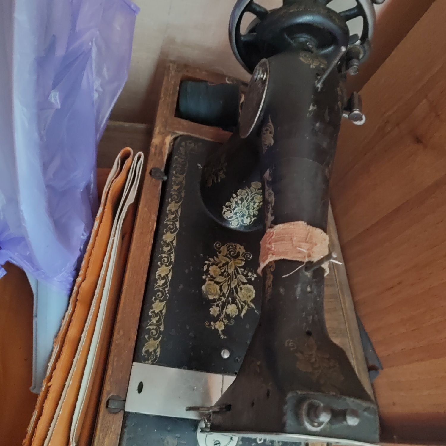 Продам швейную машинку, ценителям раритета, ей 98лет, шьёт идеально, .