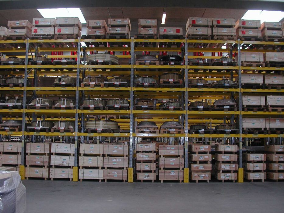 Складське стелажне обладнання Стелажі і навантажувальна техніка