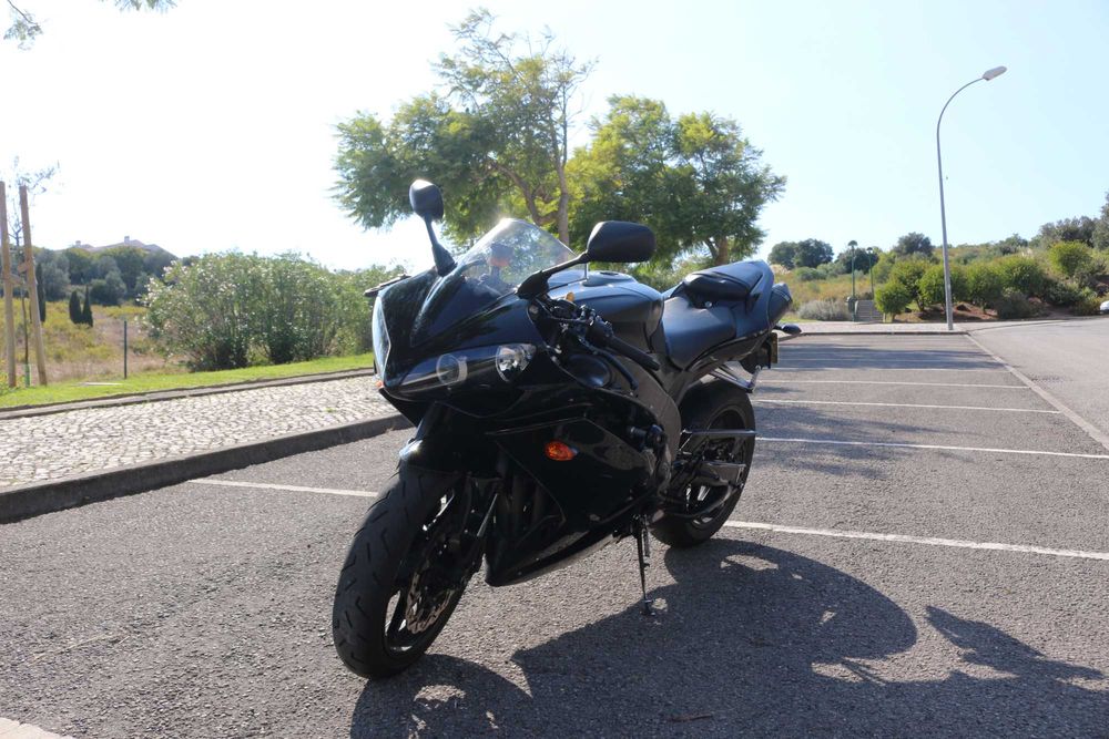 Yamaha R1 2008: A Lenda da Pista na Tua Garagem!