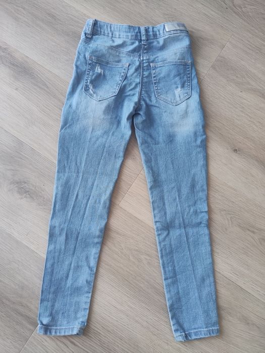 Spodnie jeans z dziurami