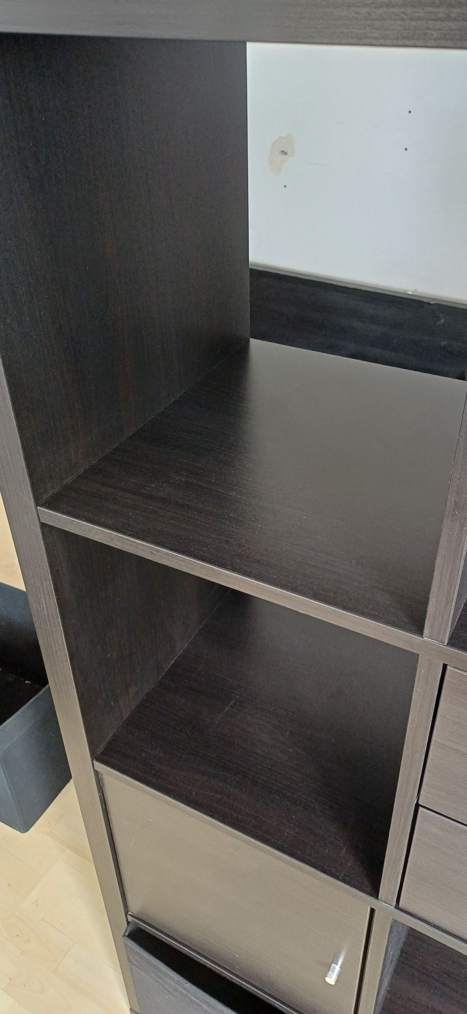 Duży regał KALLAX IKEA z szufladami czarnobrąz czarne pojemniki