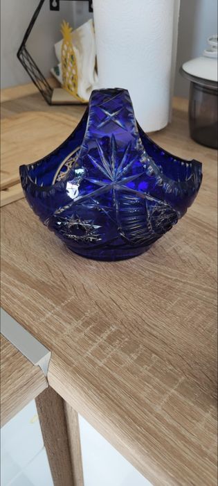 kryształowy koszyczek w kolorze kobaltowym,