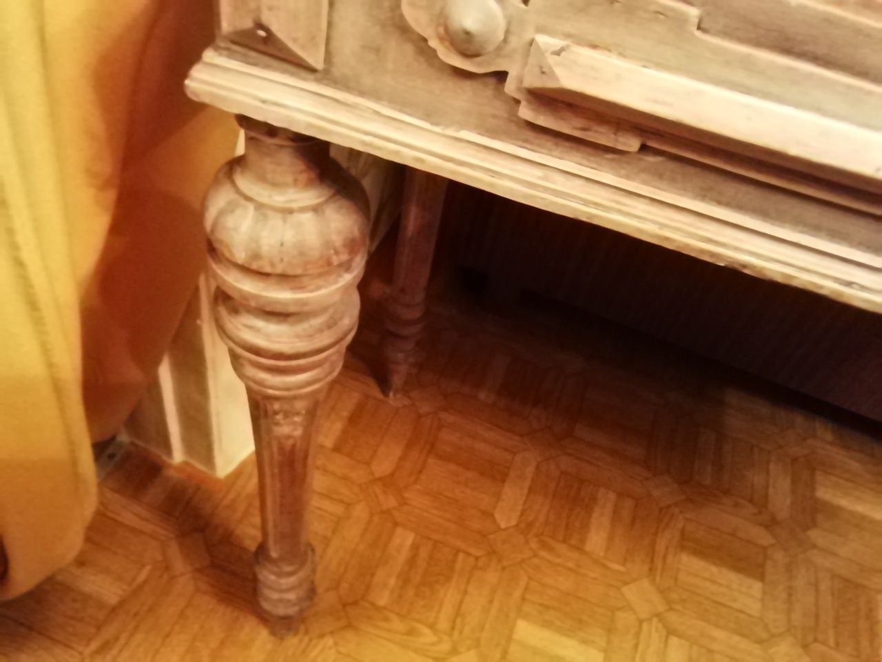 Антикварный консольный столик