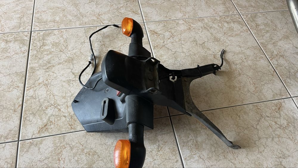 Suporte de mateicula com piscas incluidos rabeta fz6 2004 a 2010.