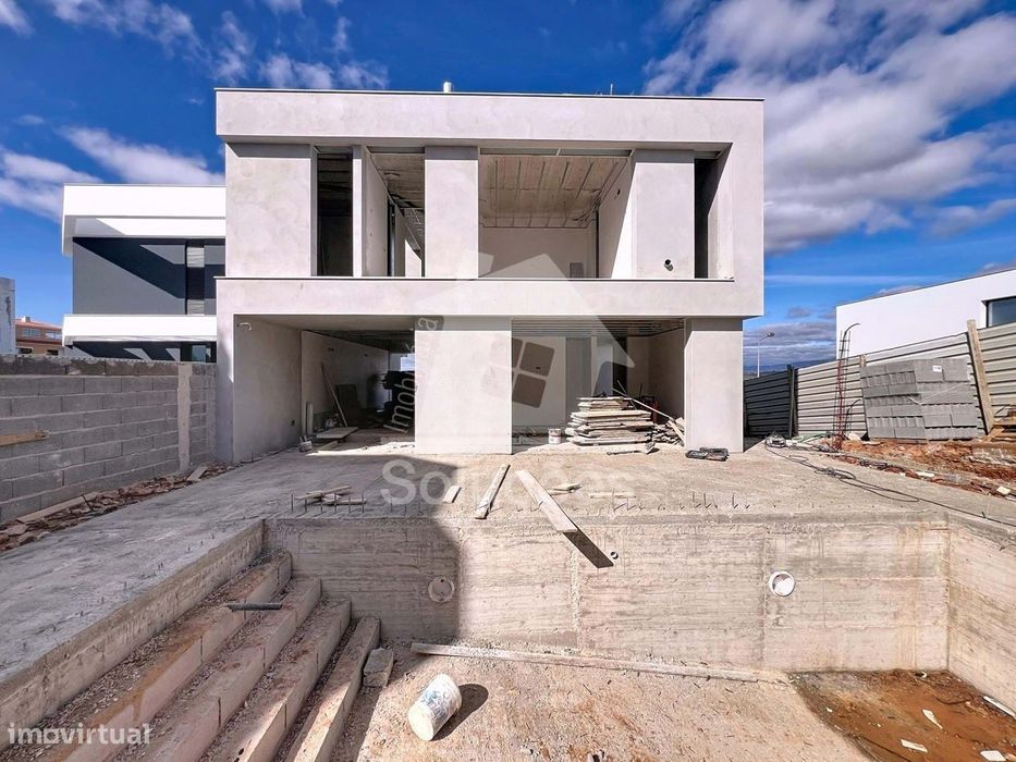 Moradia M4 Moderna com garagem e piscina