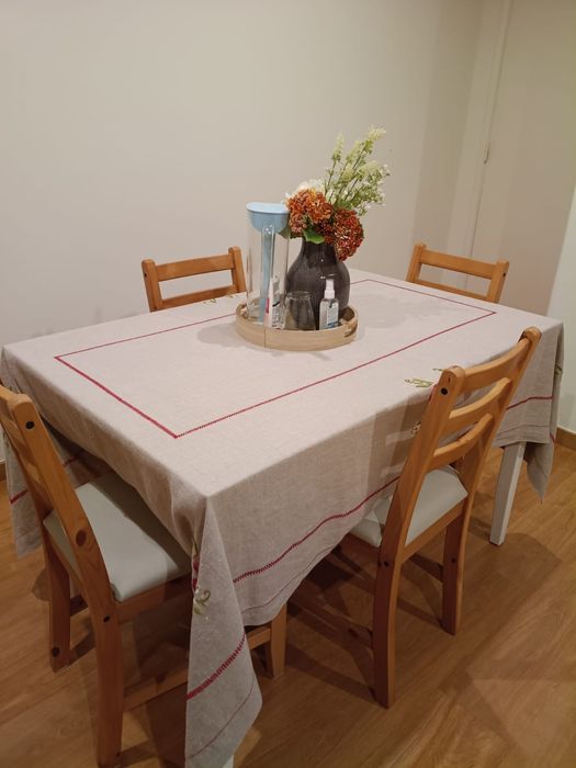 Mesa de jantar e cadeiras