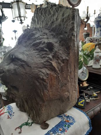 Escultura de um leão em xisto