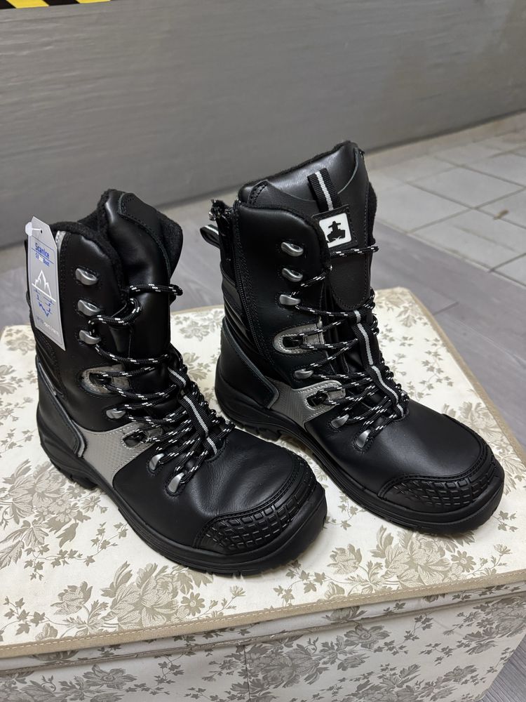 Botas de trabalho de Alta segurança ( biqueira de aço) Novas.