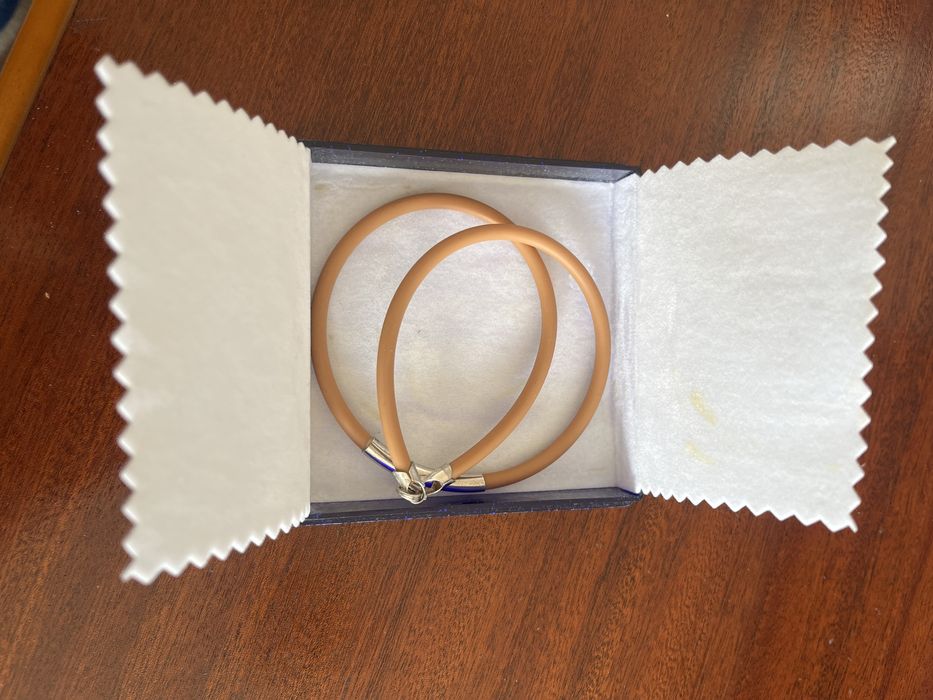 Colar de plastico com peca de metal com caixa