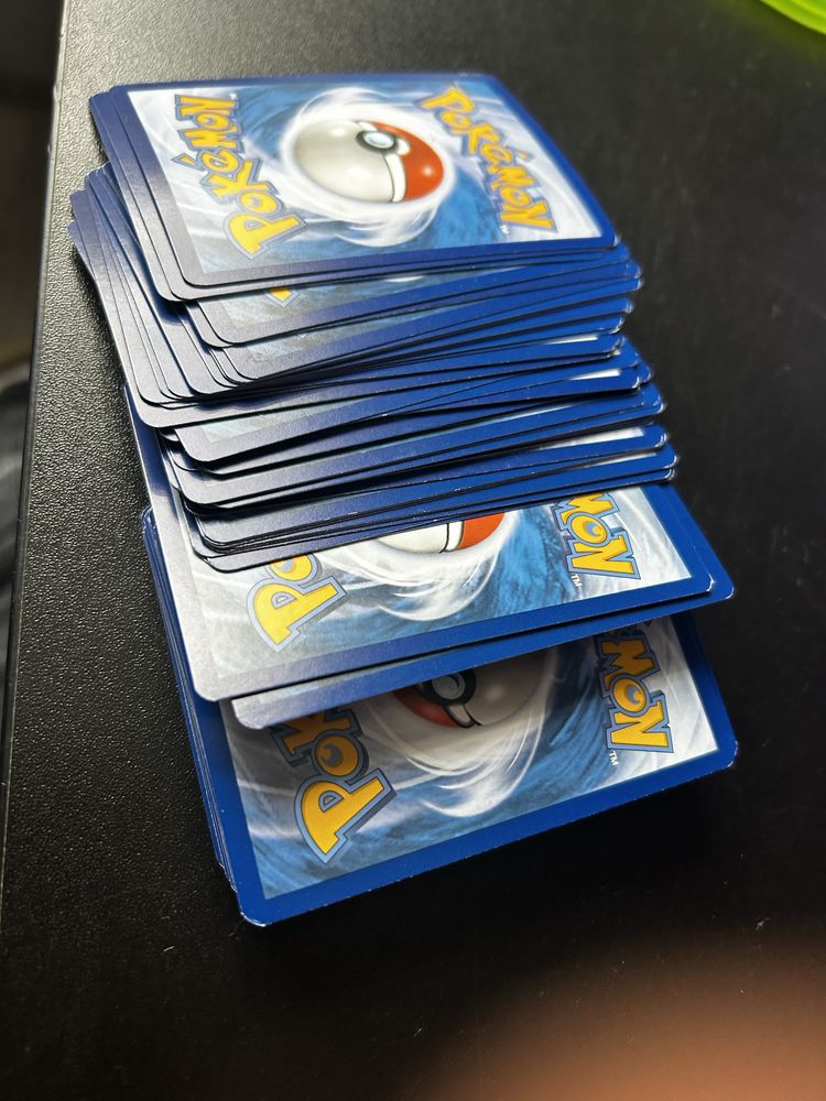 okolo 200 kart pokemon w tym conajmniej 5 specjalnych