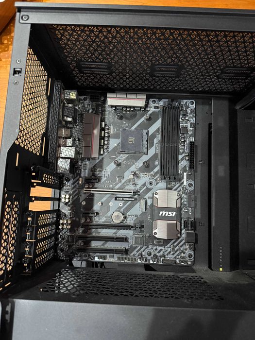 Caixa ATX Corsair 5000D com Motherboard MSI B350