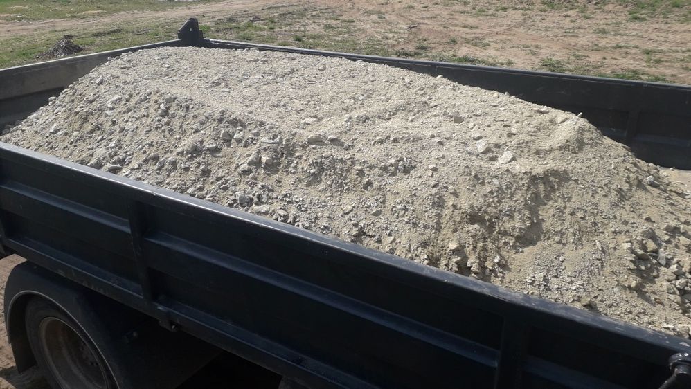 Piasek żwir suchy beton granit kamień polny transport