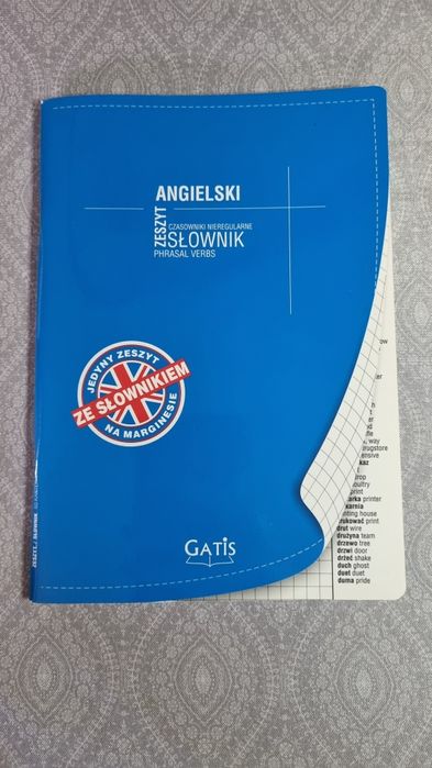 Zeszyt w kratkę ze słownikiem angielskiego