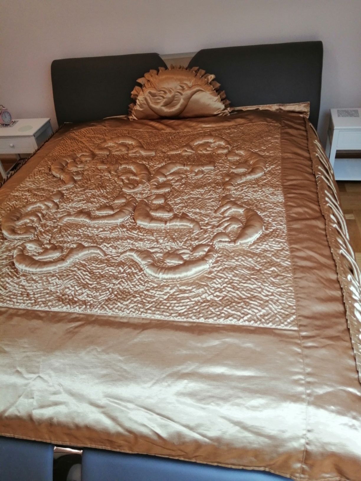 Narzuta na łóżko z poduszką