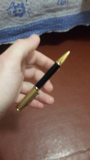 Шариковая ручка с золотым колпачком