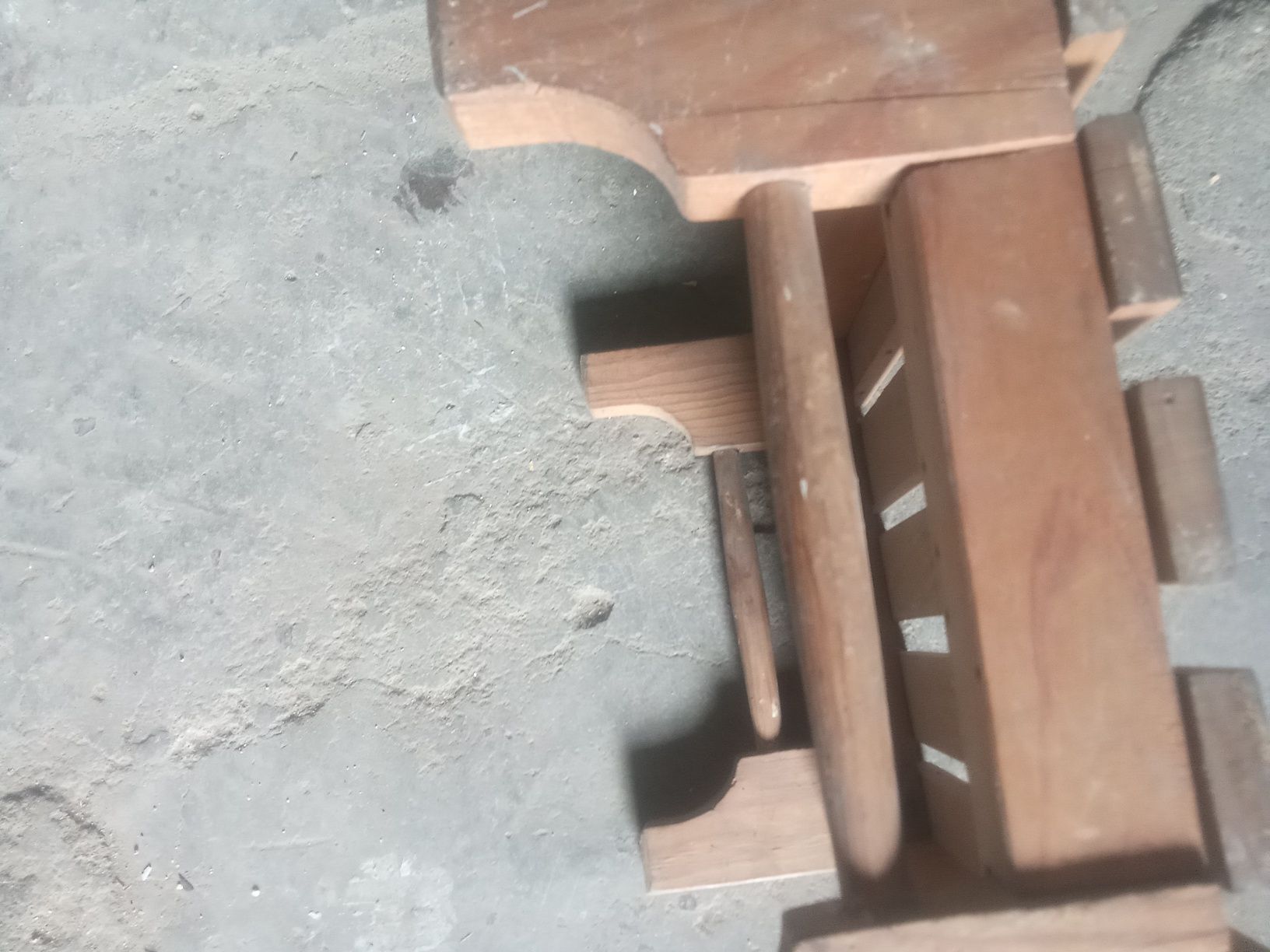 Pequeno banco para sapateiro ou bate chapa.