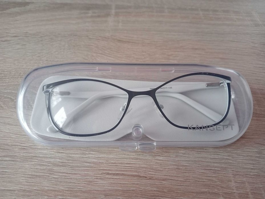 Oprawki do okularów korekcyjnych, czarno-białe