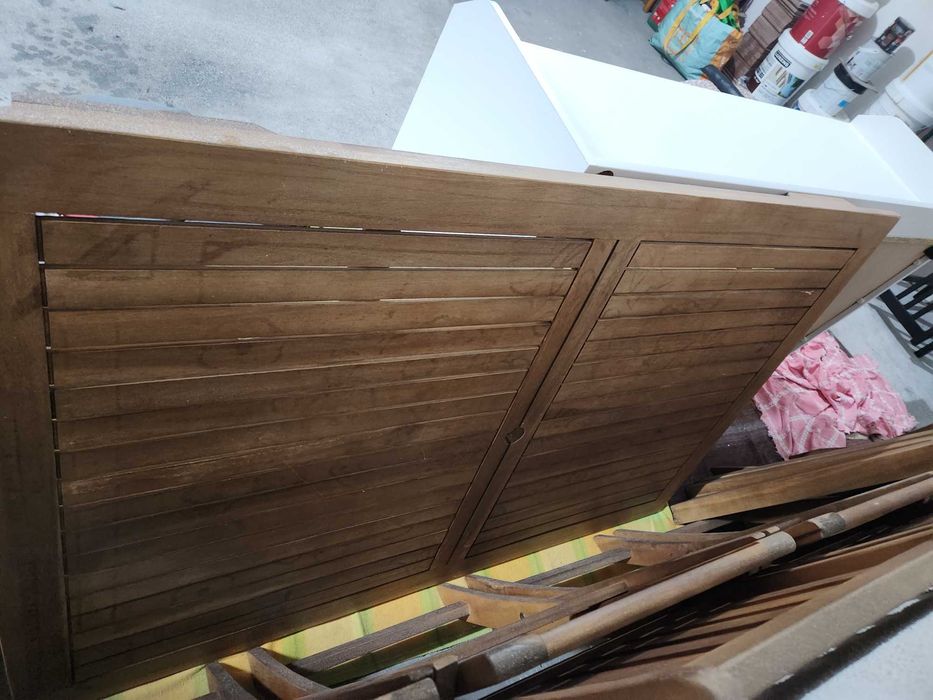 Mesa e cadeiras de jardim