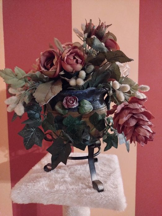 Kompozycja dekoracja stroik ze sztucznych kwiatów