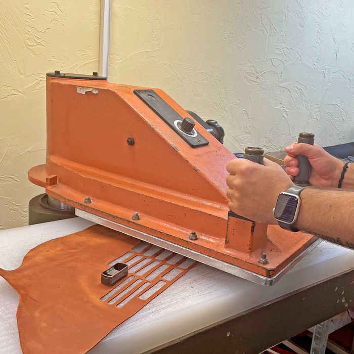 Вирубка пресом зі шкіри