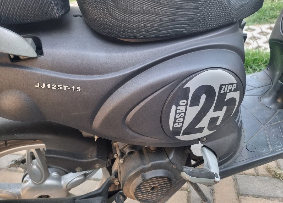 Skuter, motocykl Zipp z 2015 roku
