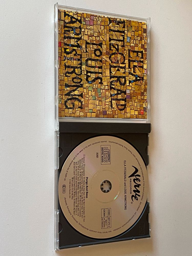 Conjunto de 8Cds. O preço é do total.