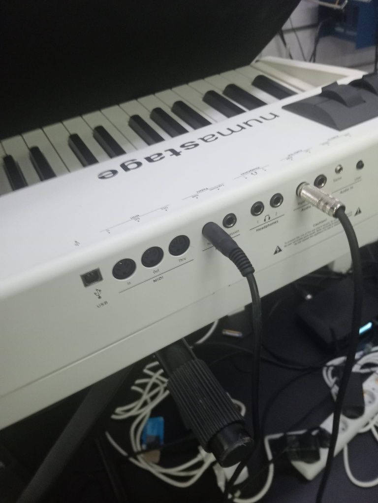 Piano elétrico  numa stage muito bom