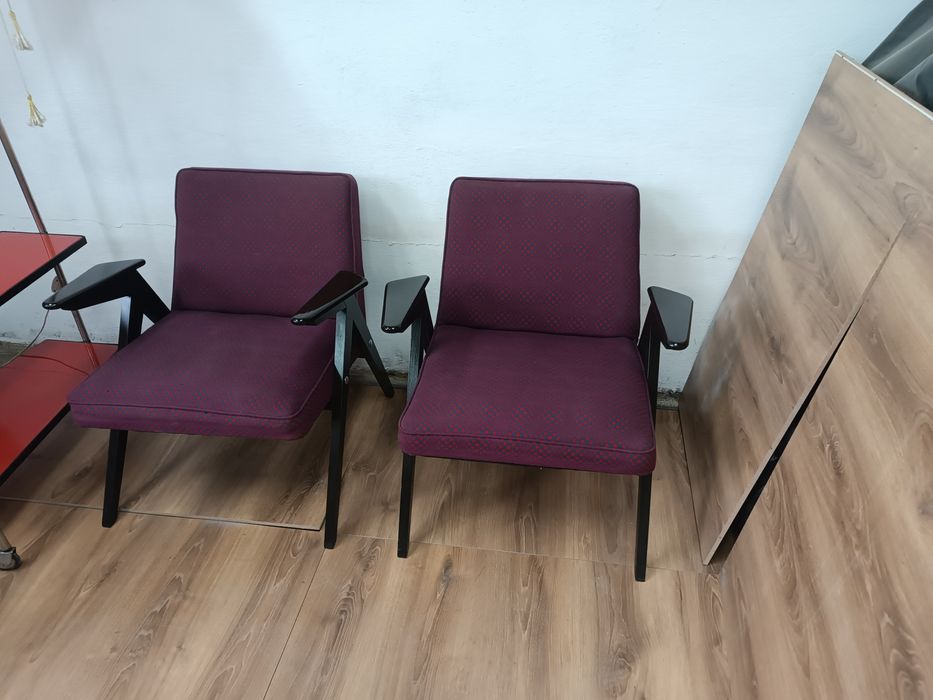 Lampa podłogowa i fotele liski.