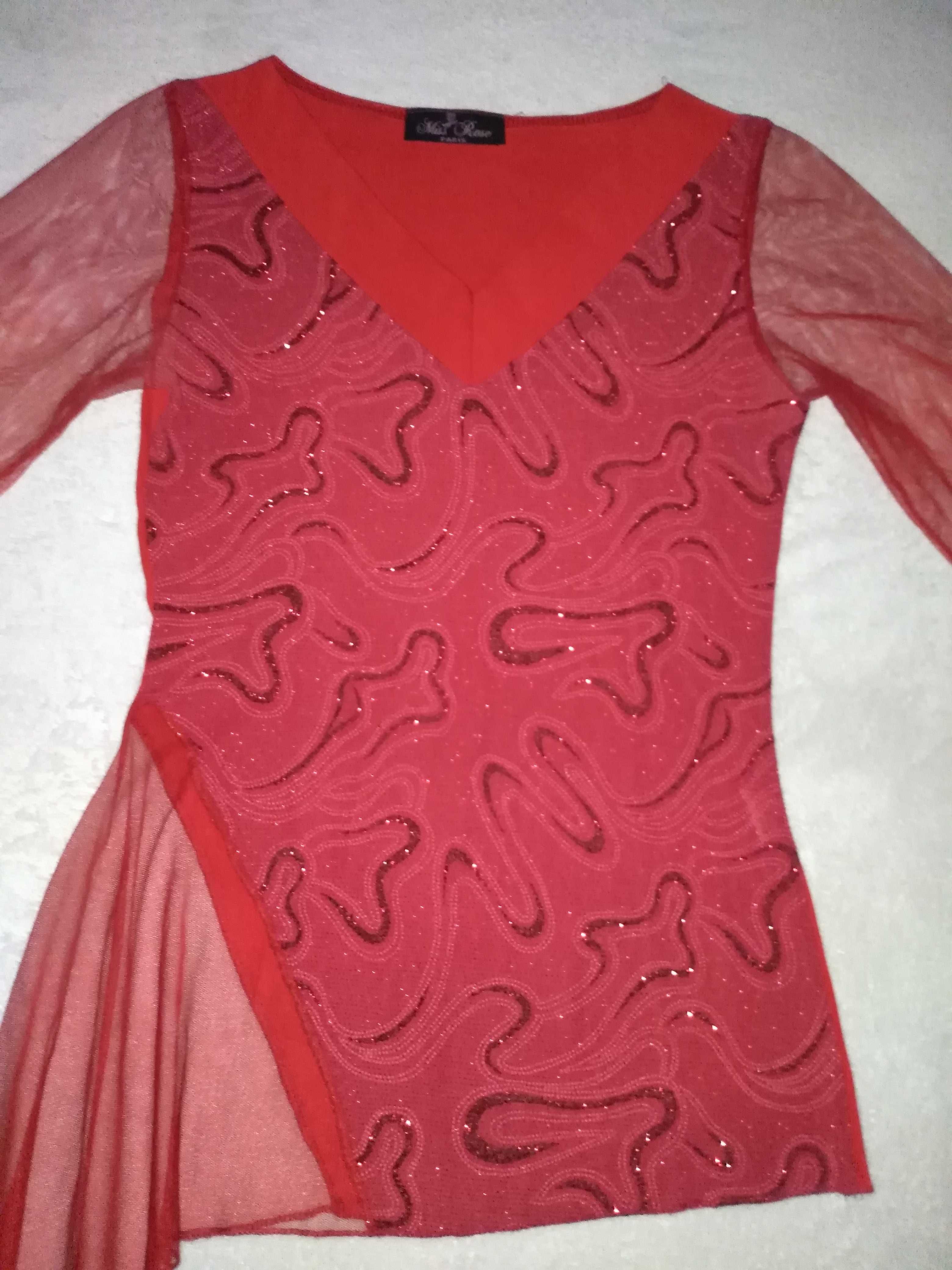 Piękna czerwona bluzka z tiulowymi rękawami i brokatowymi zdobieniami
