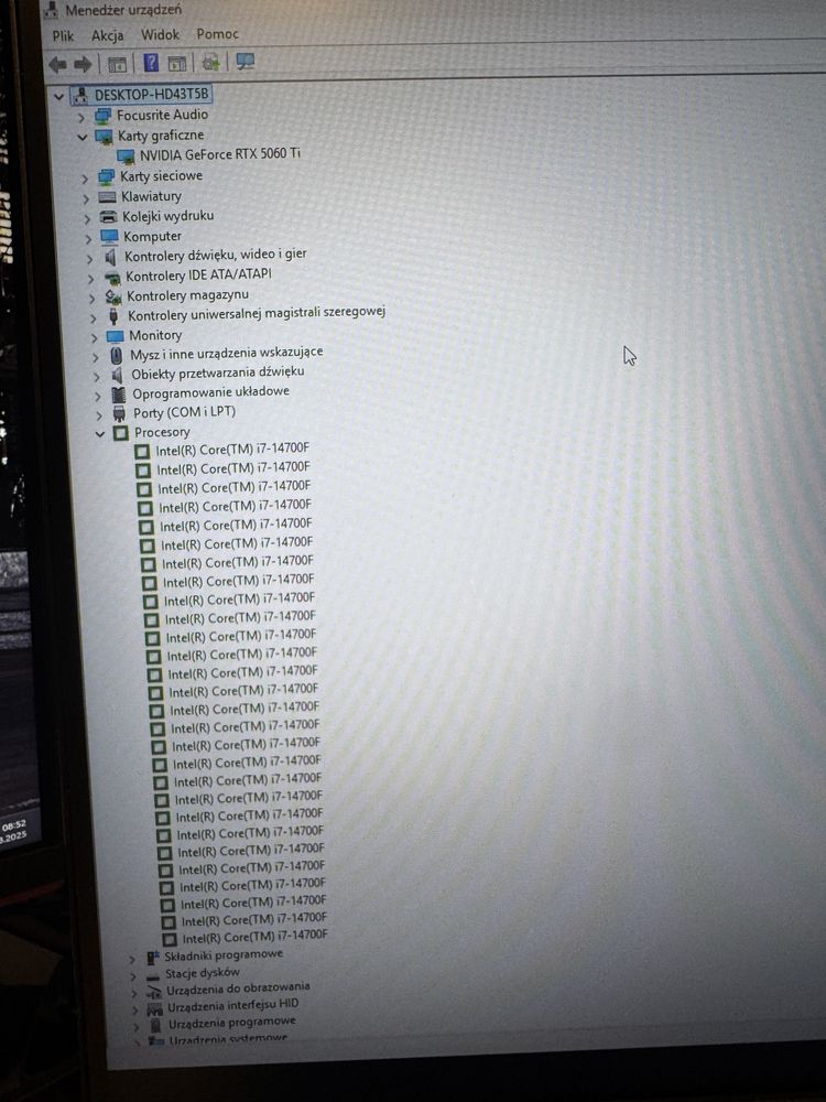komputer gamingowy 2 monitory klawiatura myszka mikrofon studyjny