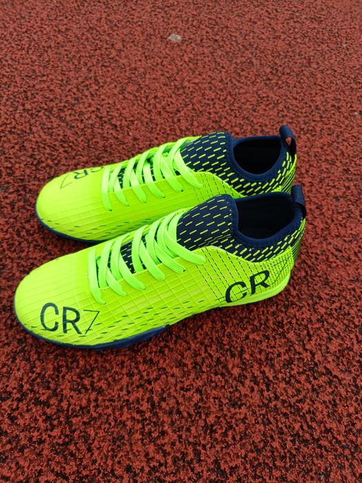 Футбольне взуття: бутси, футзалки, сороконіжки